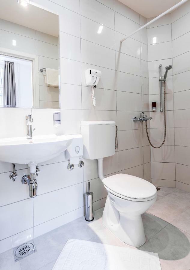 Booking En Suite Belgrado Esterno foto