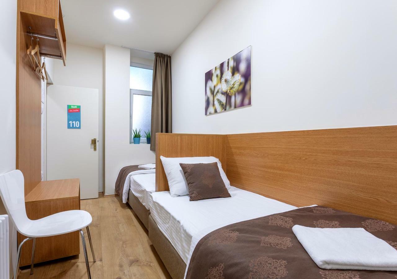 Booking En Suite Belgrado Esterno foto