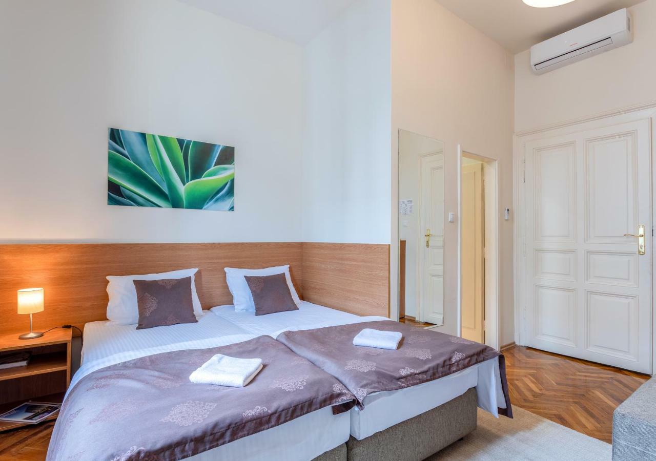 Booking En Suite Belgrado Esterno foto
