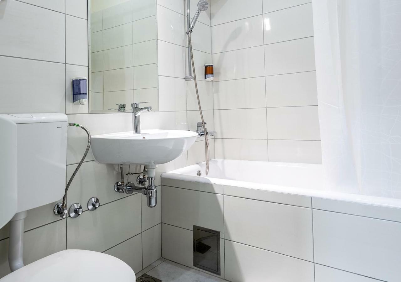 Booking En Suite Belgrado Esterno foto