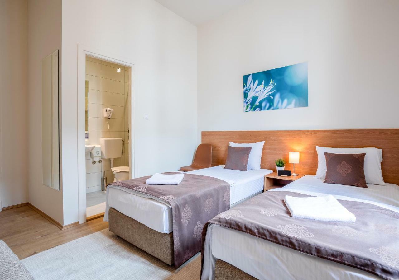Booking En Suite Belgrado Esterno foto